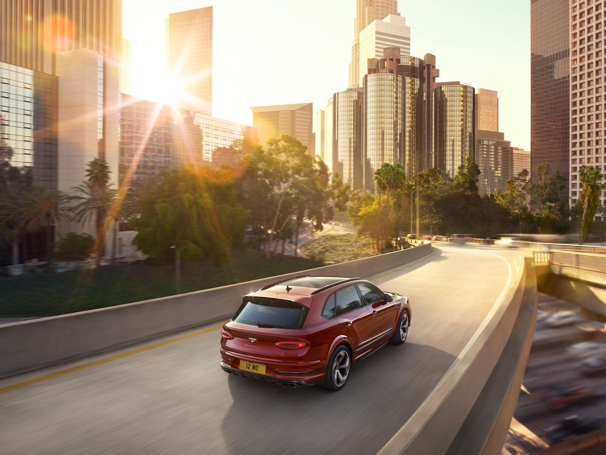 BENTLEY BENTAYGA S - изображение 11peg-Imagery_Bentayga-S_Bentayga-S-Location-CGI-Rear-3-4-1 на Bentleymoscow.ru!