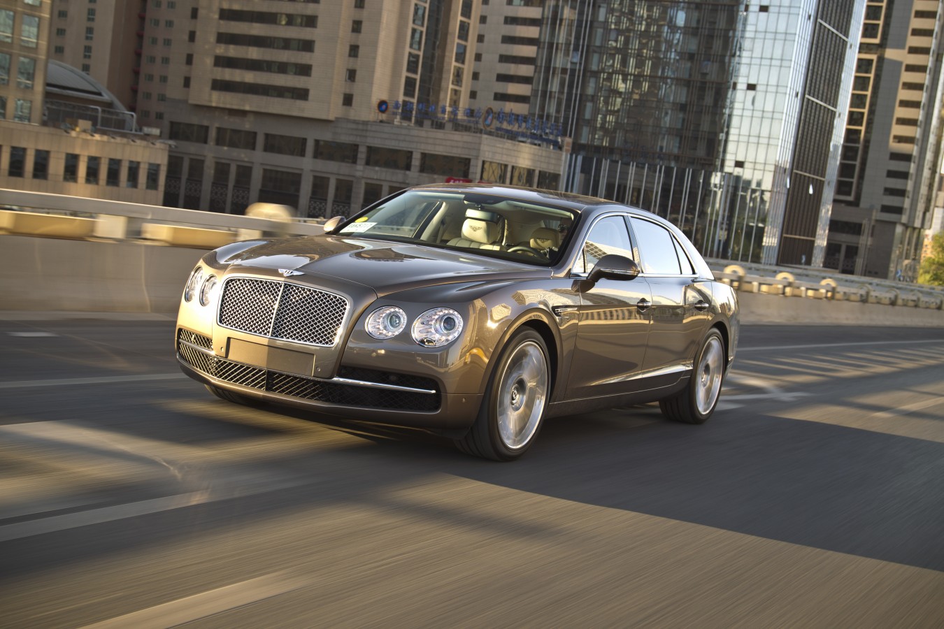 BENTLEY С ПРОБЕГОМ В КРЕДИТ ОТ 2 950 000 РУБЛЕЙ* - изображение Bentley-Flying-Spur-2 на Bentleymoscow.ru!