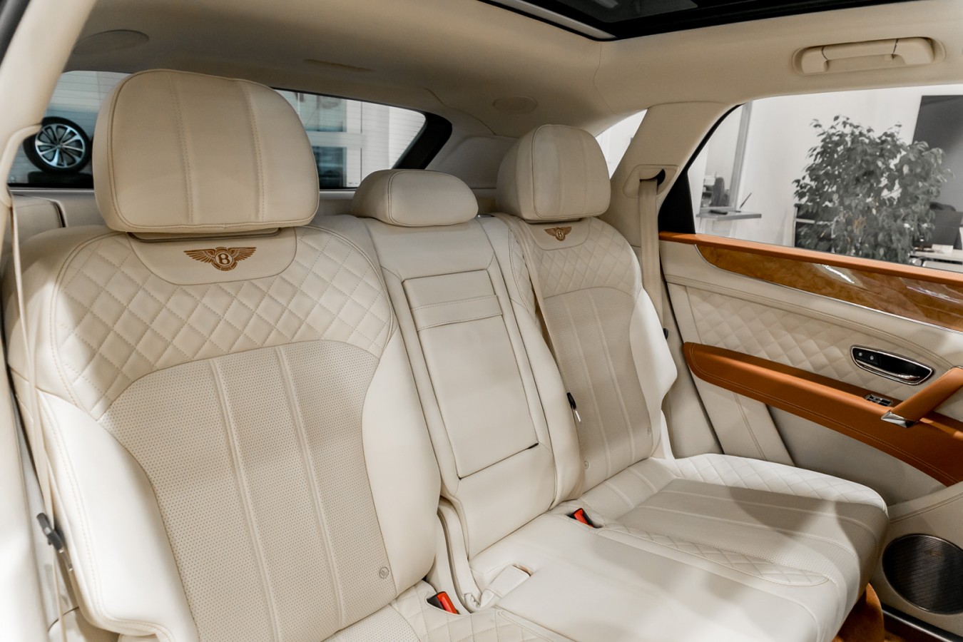 Линейка автомобилей с пробегом в Bentley Cанкт-Петербург - изображение IMG_4307 на Bentleymoscow.ru!