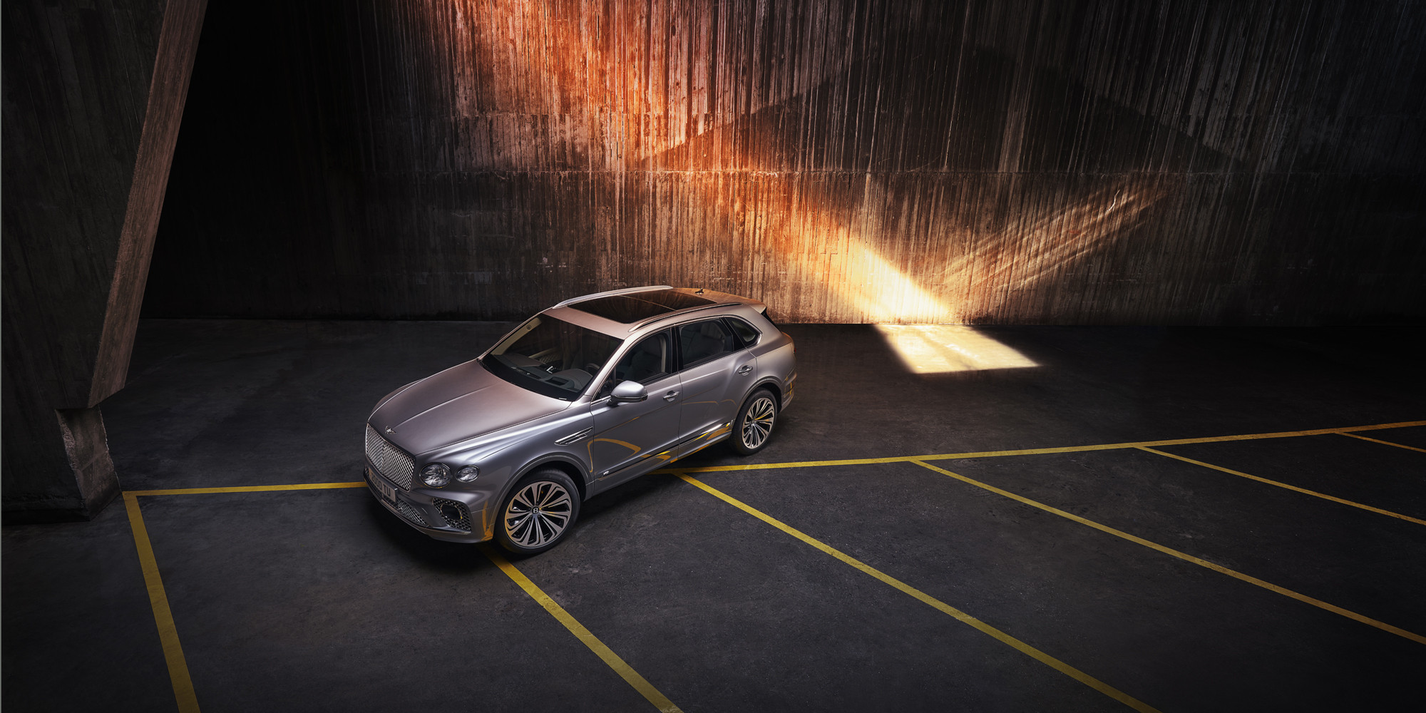 BENTAYGA V8 - изображение Imagery_Bentayga-V8_NEW-Bentayga_21MY_New-Bentayga-21MY-V8-2 на Bentleymoscow.ru!