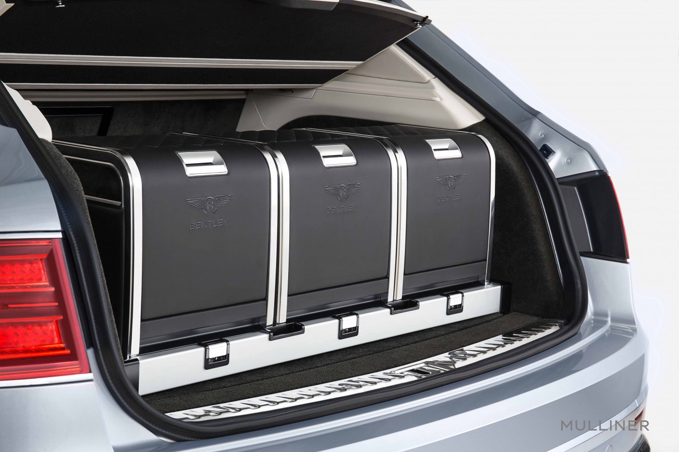 КОМПЛЕКТ ДЛЯ ПИКНИКА LINLEY HAMPER ОТ MULLINER - изображение MULLINER-Hamper-Full-Set-in-Car-Closed-Side-View на Bentleymoscow.ru!