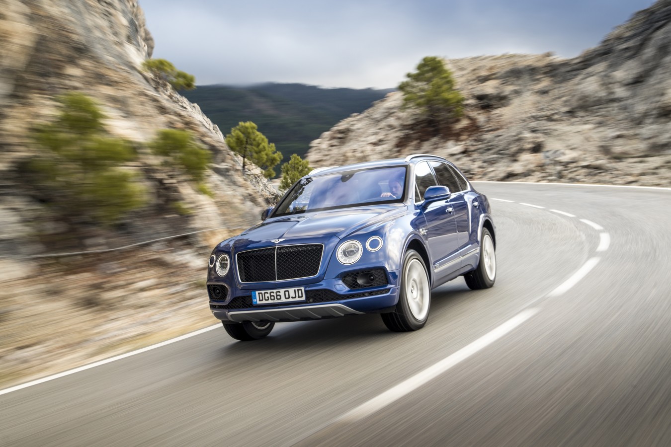 BENTAYGA DIESEL ОТ 13 190 000 РУБ. В ШОУ-РУМАХ BENTLEY МОСКВА И BENTLEY САНКТ-ПЕТЕРБУРГ - изображение Sequin_Blue_004 на Bentleymoscow.ru!