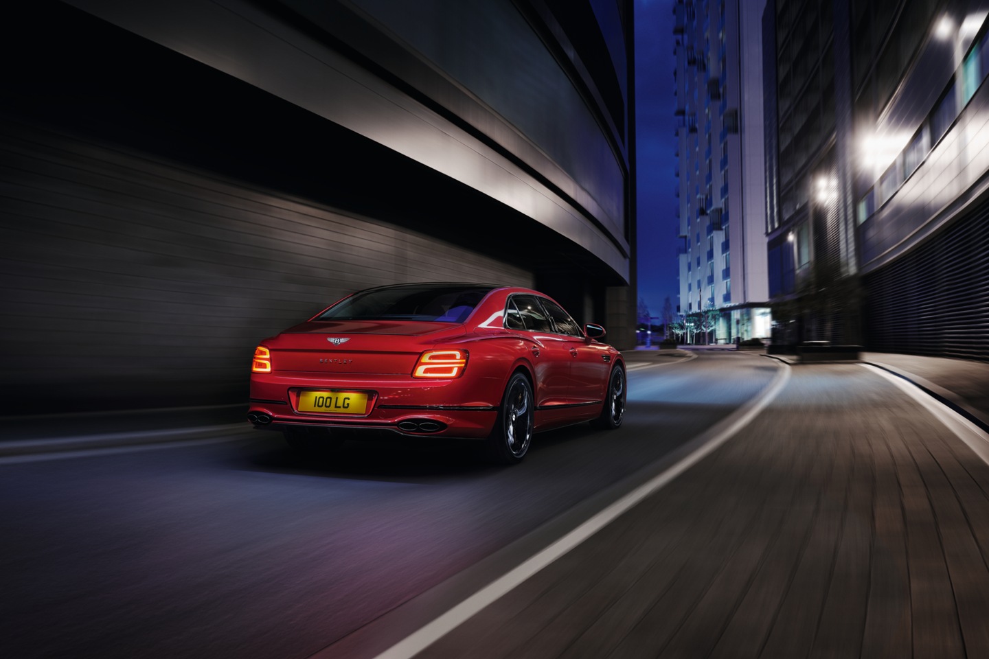 Flying Spur V8 - изображение jpeg-Imagery_Flying-Spur-V8_21MY_Flying-Spur-21MY-V8-Launch-Image-Rear-1 на Bentleymoscow.ru!